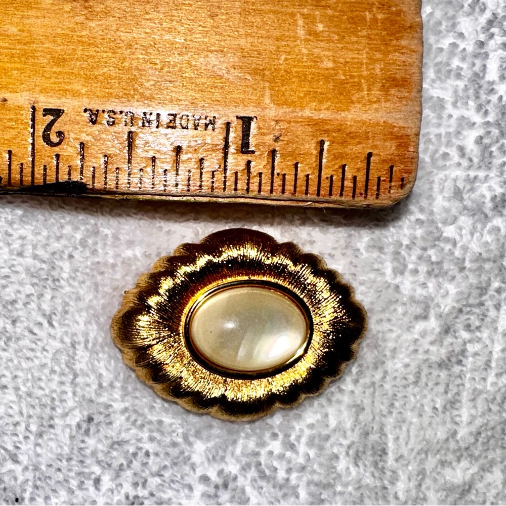 Elegant Gold-Toned and Pearl Cream Women's Brooch
